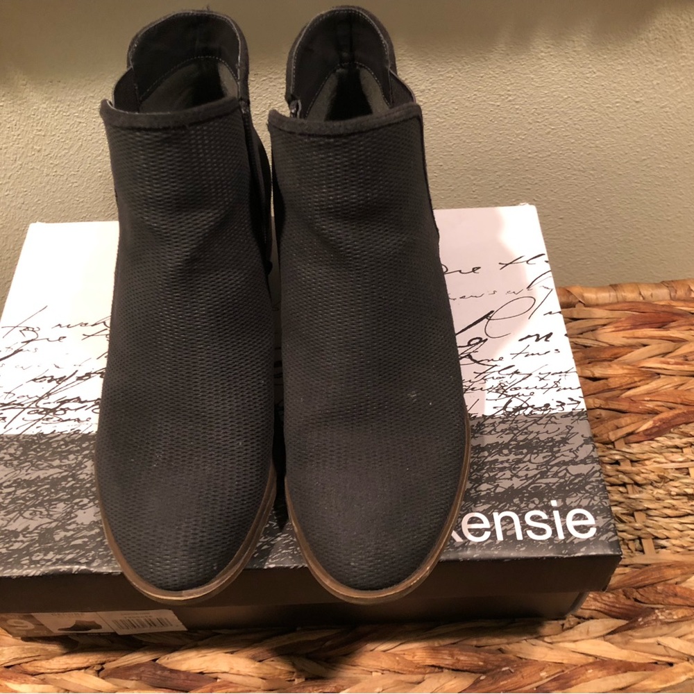 Women’s size 9 booties